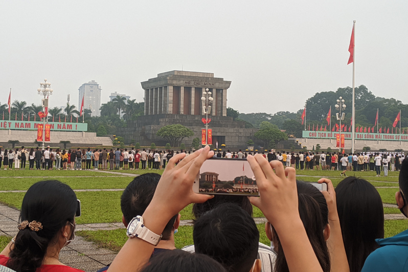 Citizens gather at Ho Chi Minh Mausoleum to attend flag raising ceremony on National Day 0357 capture3